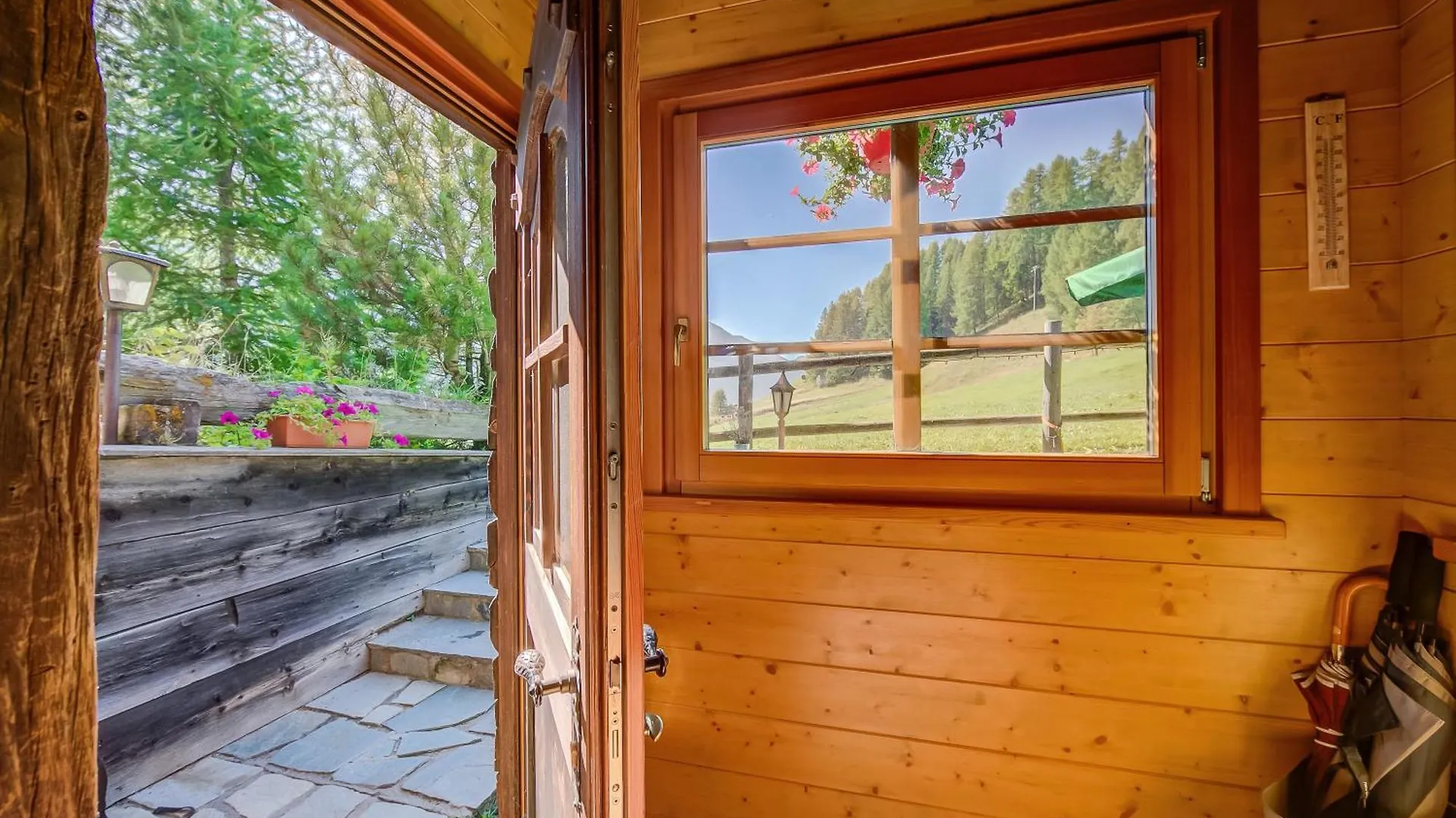 Apartment Chalet Sciachilo Ski In-Ski Out Mt 10 - Happy Rentals Livigno
